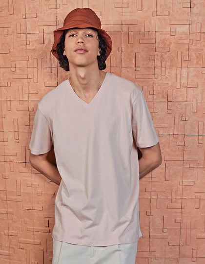 T-shirt B&C Basic V-hals model man