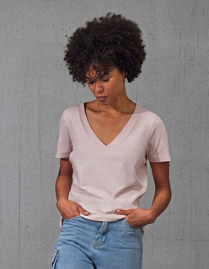 T-shirt B&C Basic V-hals model vrouw